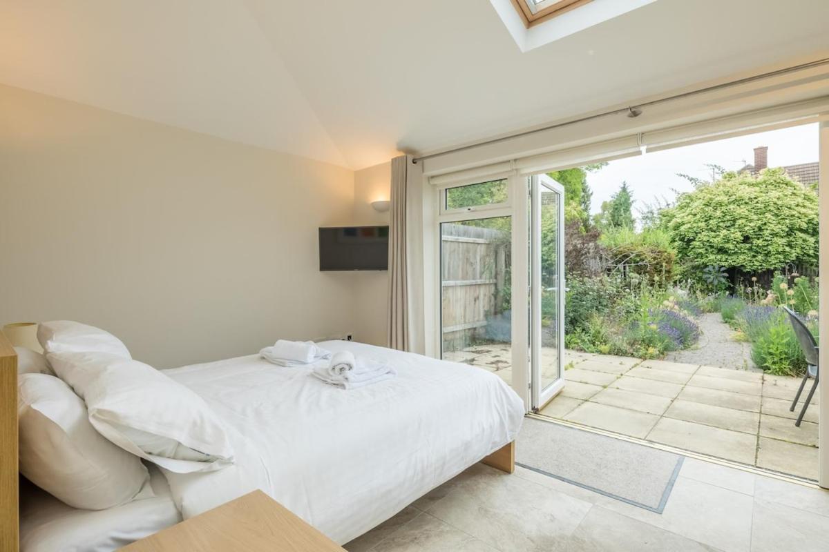 Large 4 Bedroom Home With Garden And Free Parking CBG Exteriör bild