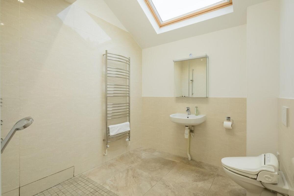 Large 4 Bedroom Home With Garden And Free Parking CBG Exteriör bild