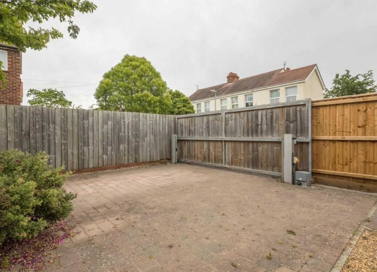 Large 4 Bedroom Home With Garden And Free Parking CBG Exteriör bild
