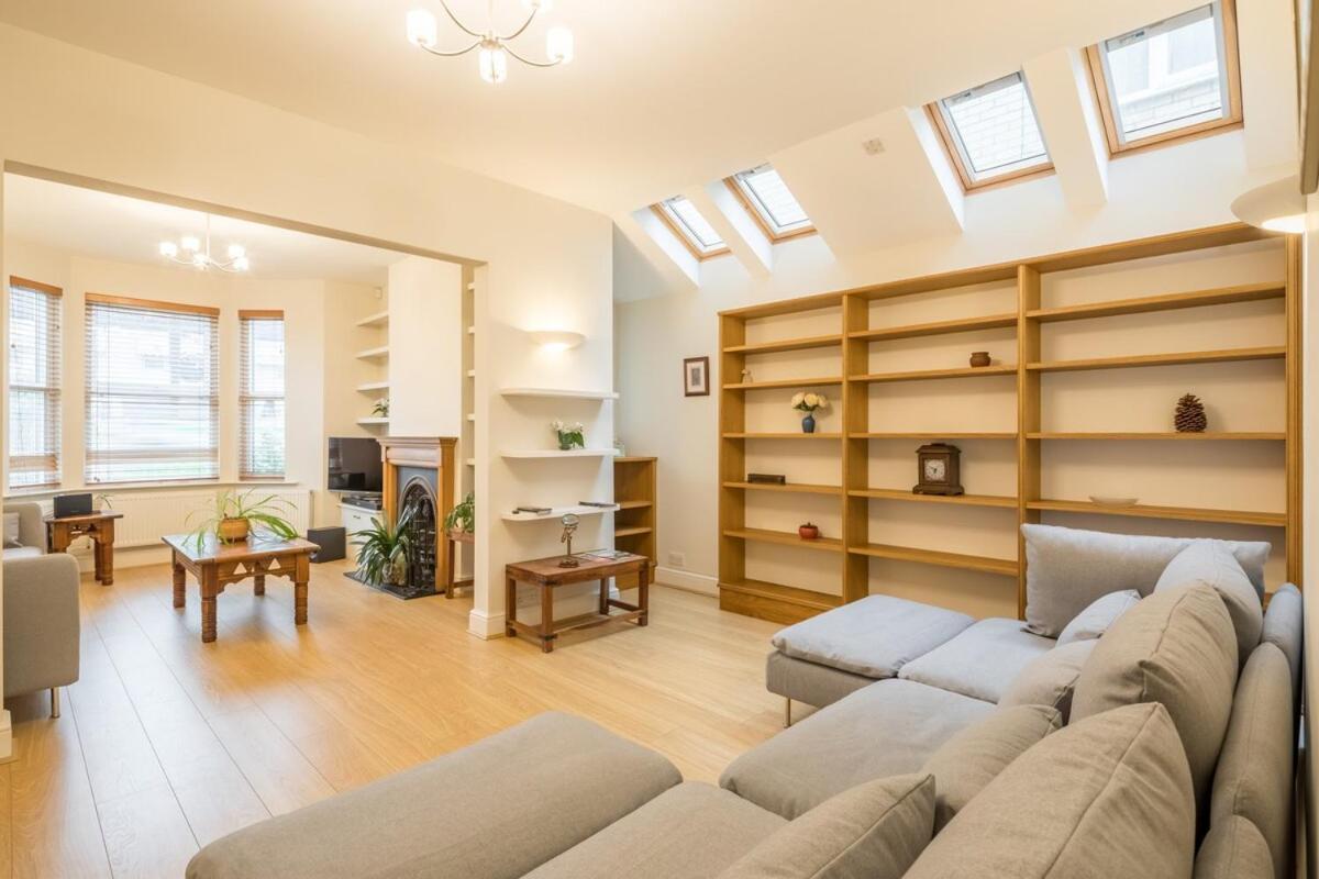 Large 4 Bedroom Home With Garden And Free Parking CBG Exteriör bild