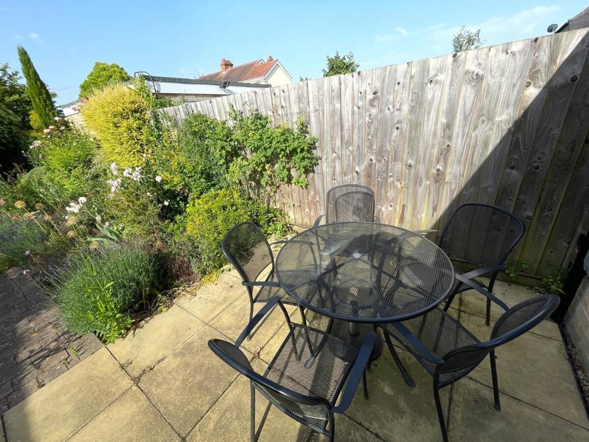 Large 4 Bedroom Home With Garden And Free Parking CBG Exteriör bild