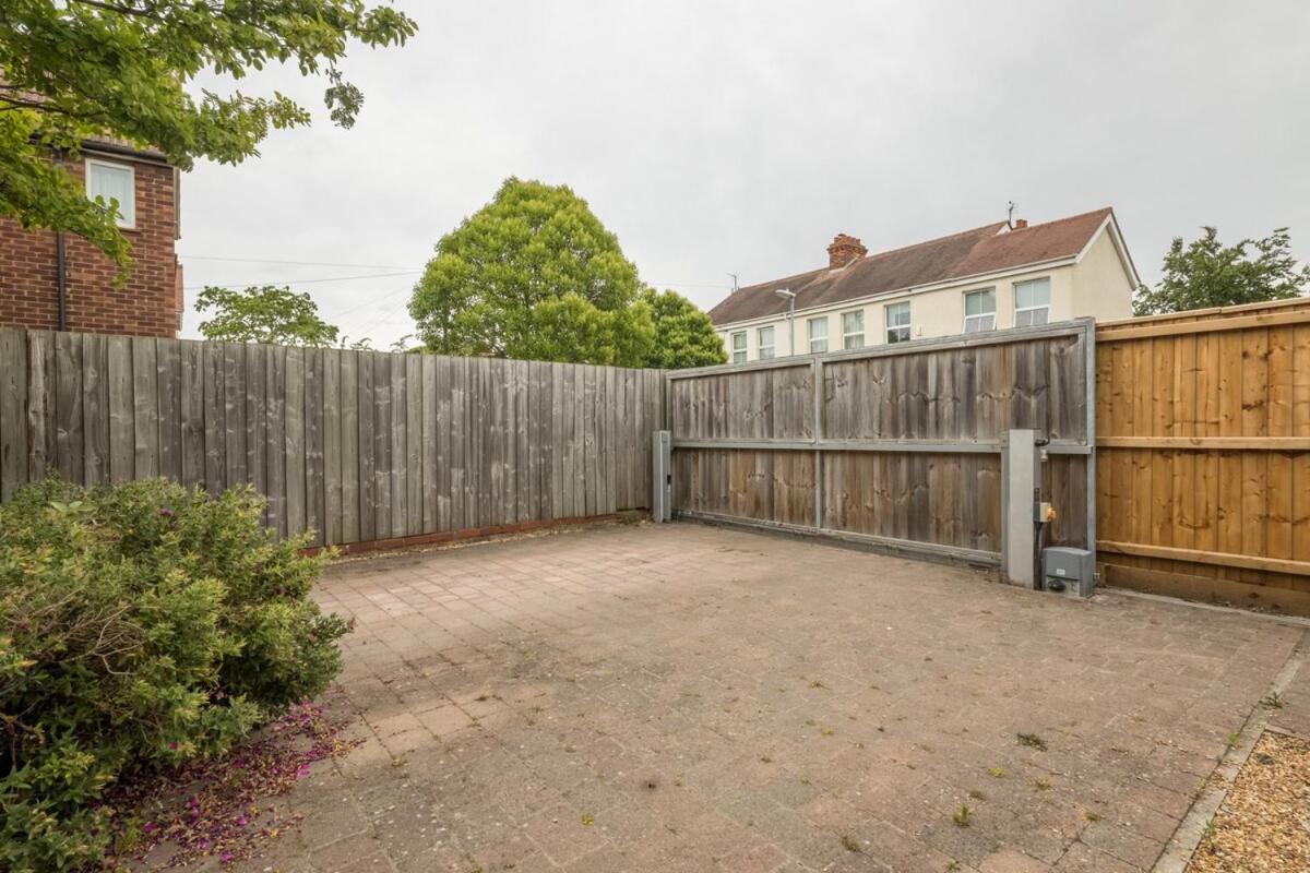 Large 4 Bedroom Home With Garden And Free Parking CBG Exteriör bild