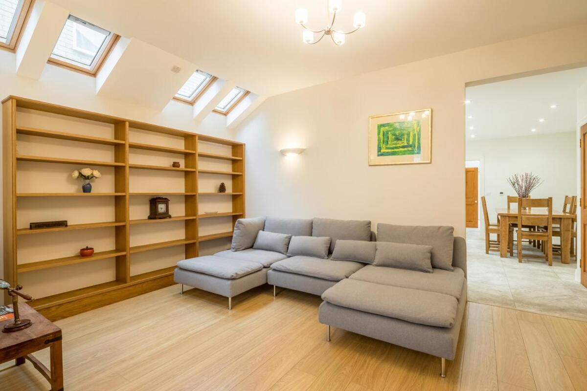 Large 4 Bedroom Home With Garden And Free Parking CBG Exteriör bild
