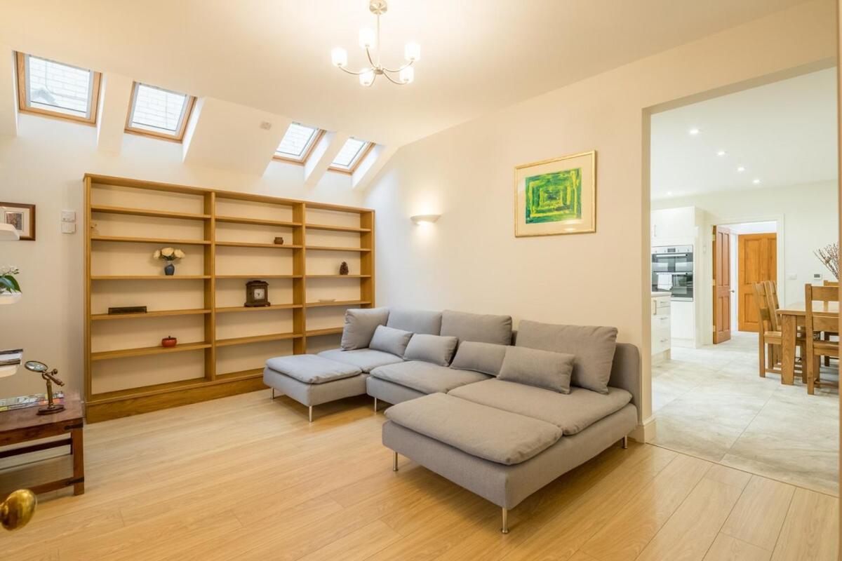 Large 4 Bedroom Home With Garden And Free Parking CBG Exteriör bild