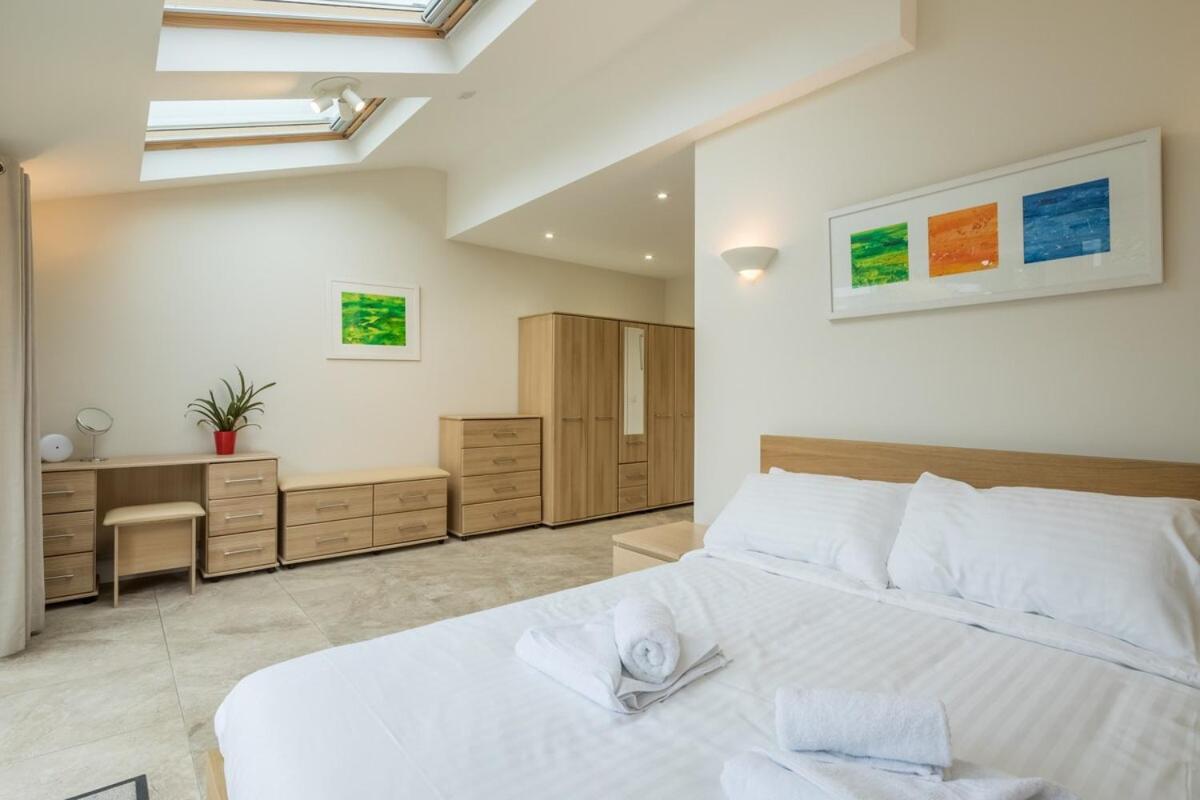 Large 4 Bedroom Home With Garden And Free Parking CBG Exteriör bild