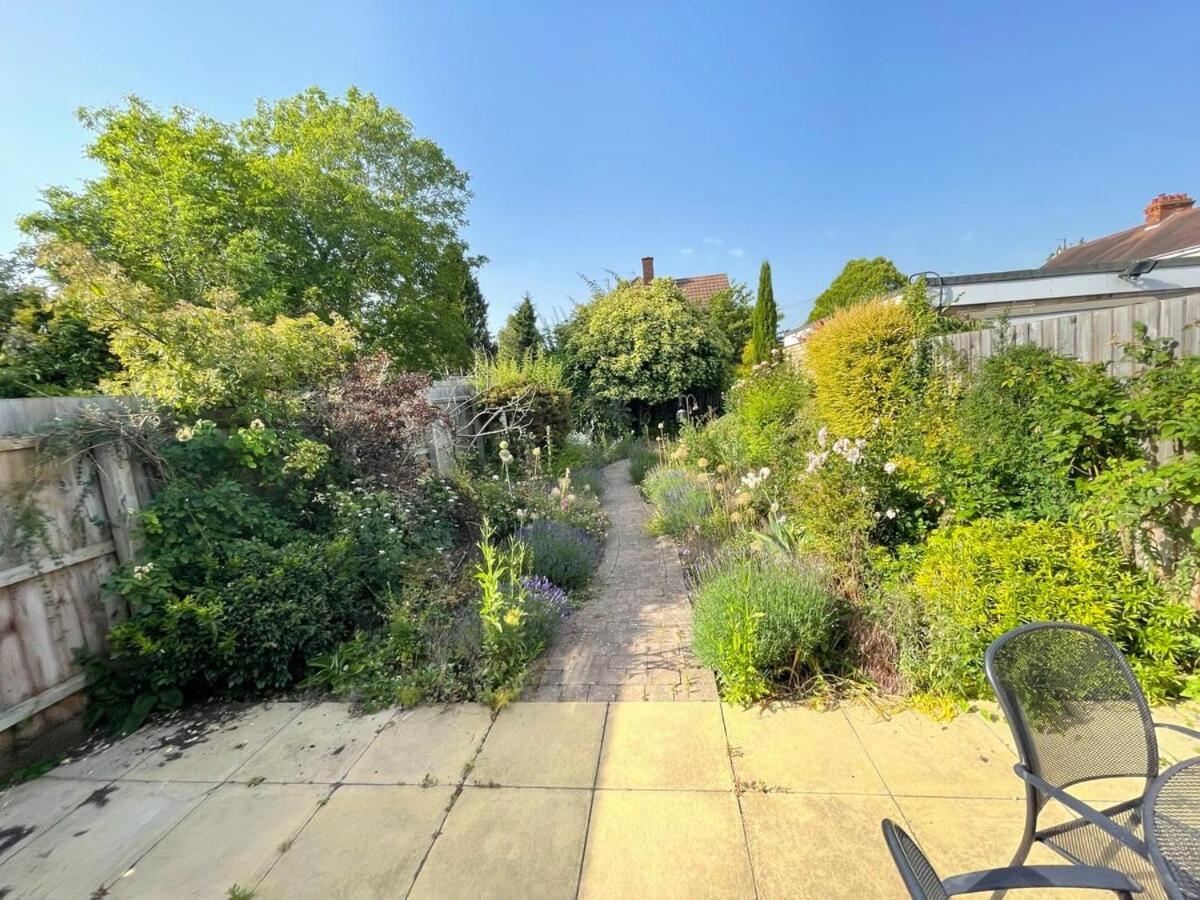 Large 4 Bedroom Home With Garden And Free Parking CBG Exteriör bild
