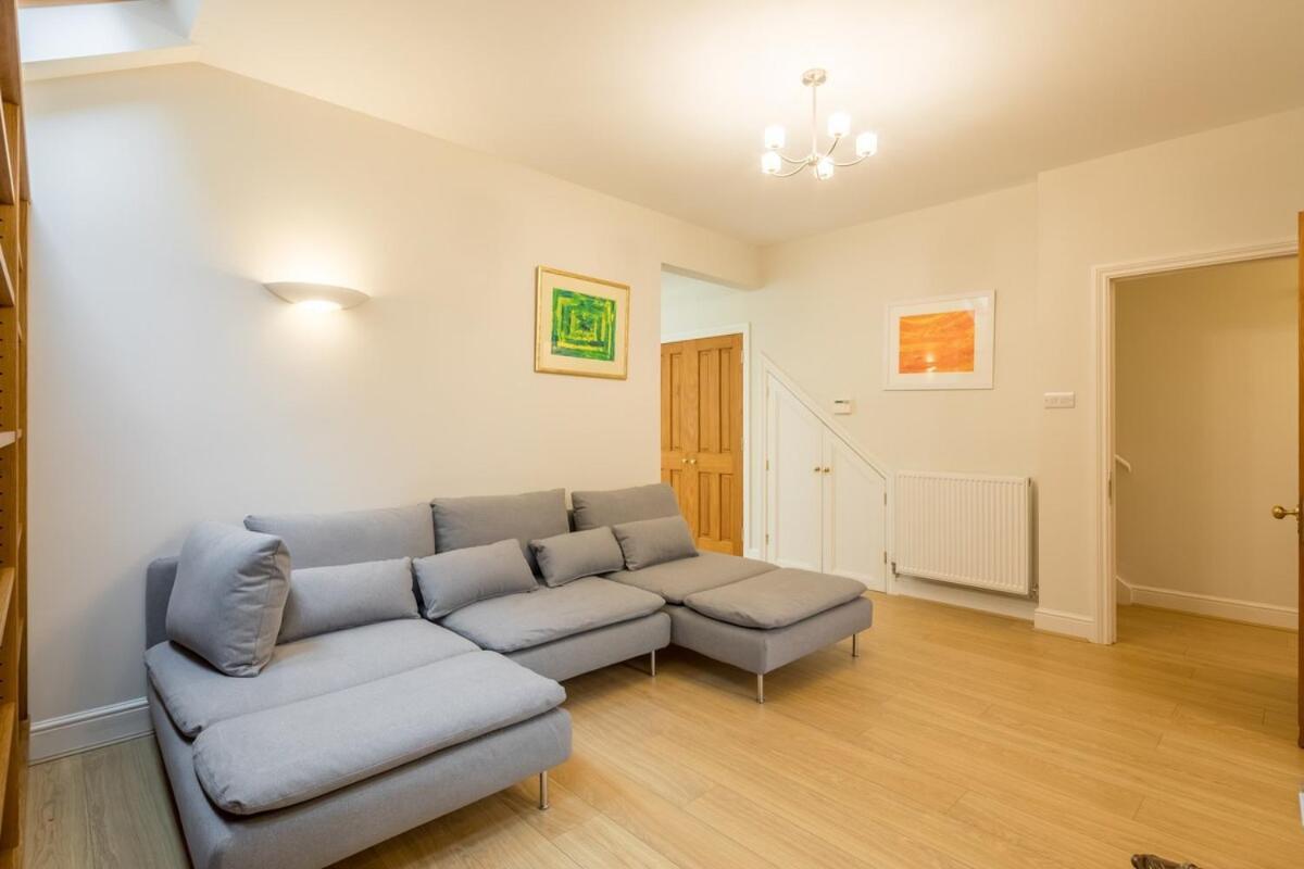 Large 4 Bedroom Home With Garden And Free Parking CBG Exteriör bild
