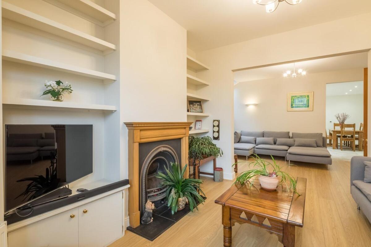 Large 4 Bedroom Home With Garden And Free Parking CBG Exteriör bild