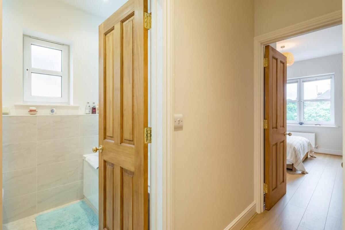 Large 4 Bedroom Home With Garden And Free Parking CBG Exteriör bild