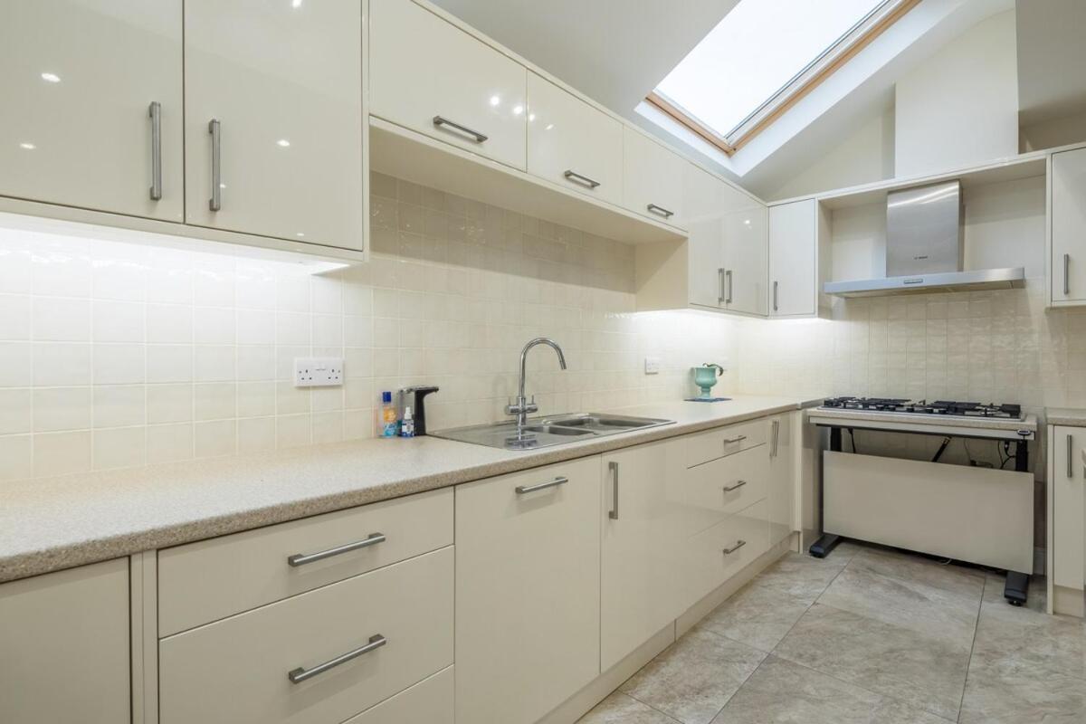 Large 4 Bedroom Home With Garden And Free Parking CBG Exteriör bild