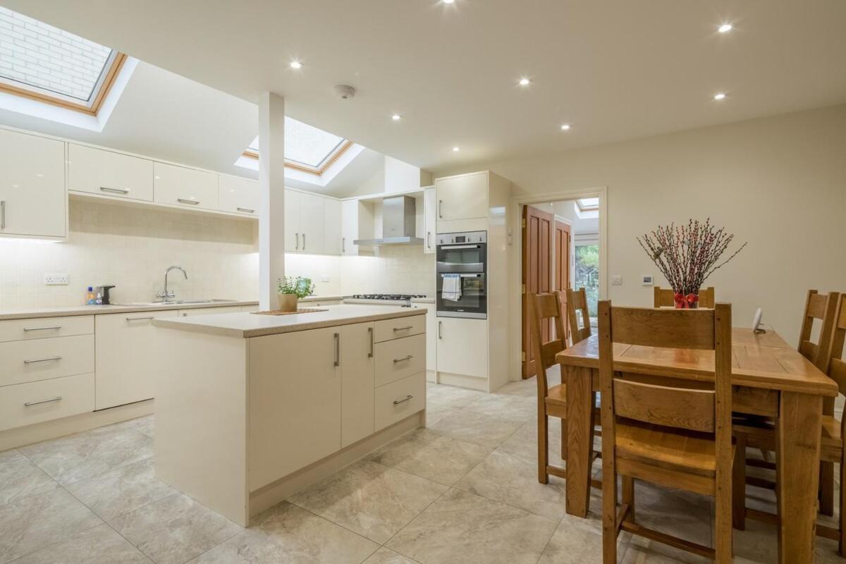 Large 4 Bedroom Home With Garden And Free Parking CBG Exteriör bild