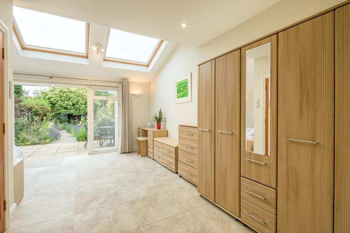 Large 4 Bedroom Home With Garden And Free Parking CBG Exteriör bild