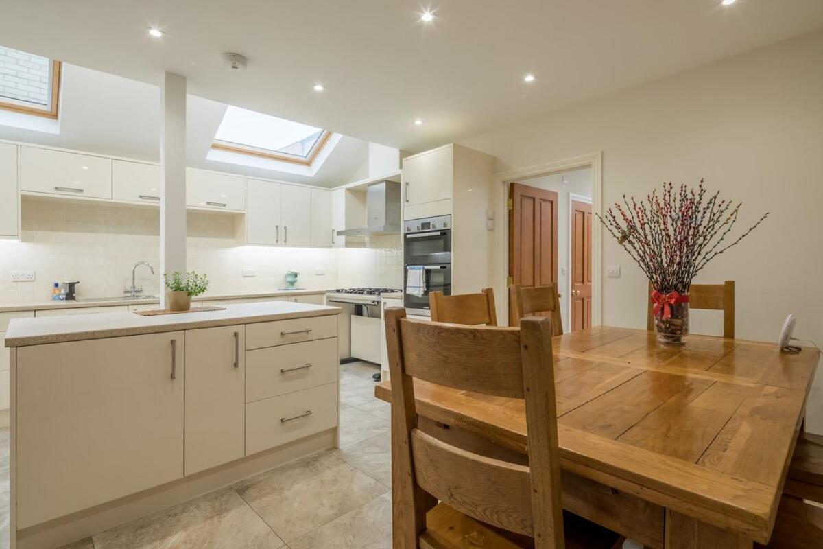 Large 4 Bedroom Home With Garden And Free Parking CBG Exteriör bild