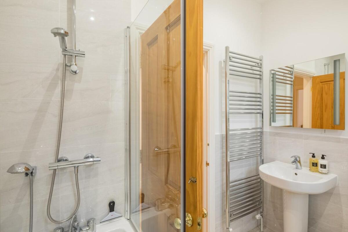 Large 4 Bedroom Home With Garden And Free Parking CBG Exteriör bild