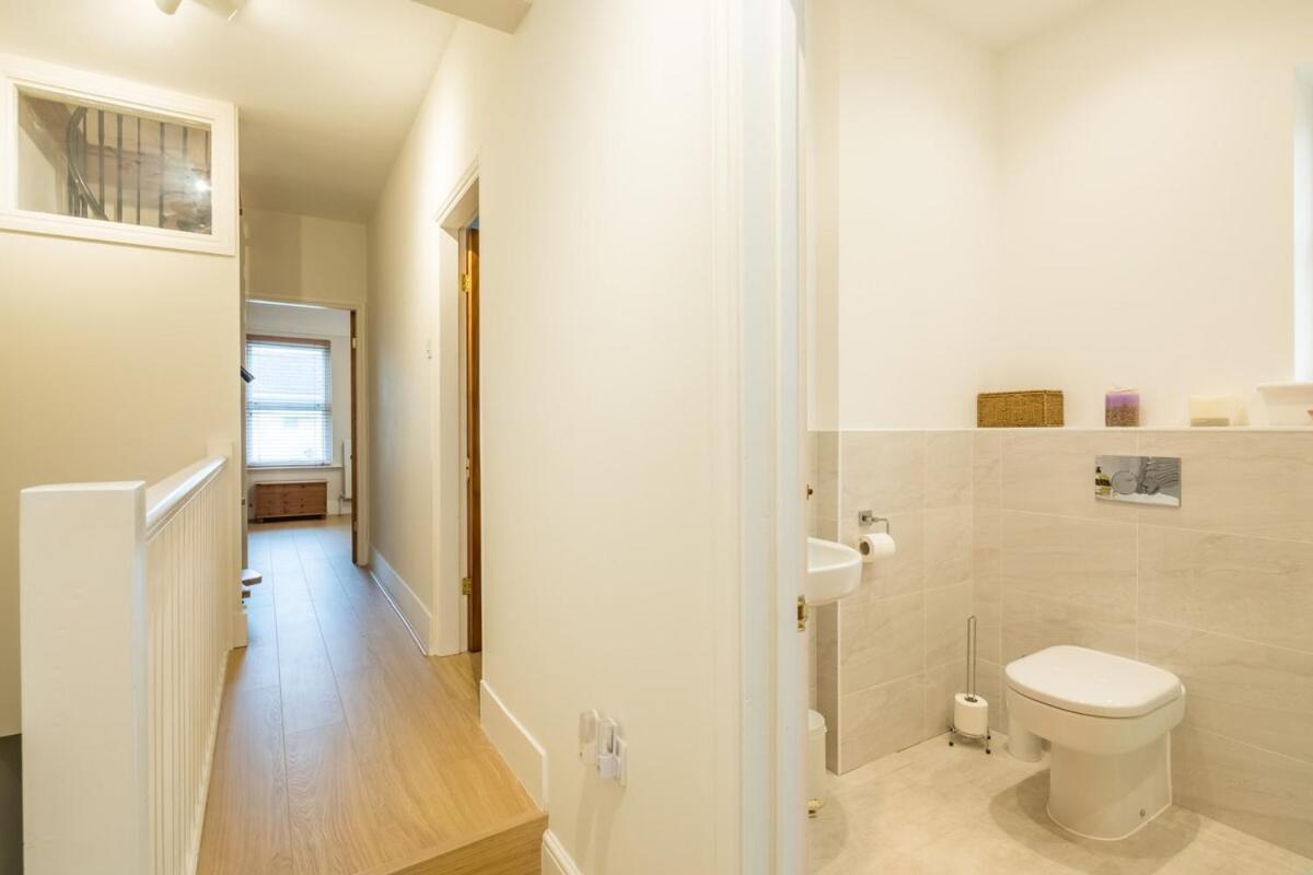 Large 4 Bedroom Home With Garden And Free Parking CBG Exteriör bild