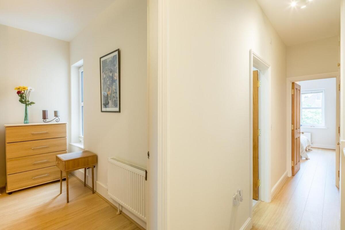 Large 4 Bedroom Home With Garden And Free Parking CBG Exteriör bild