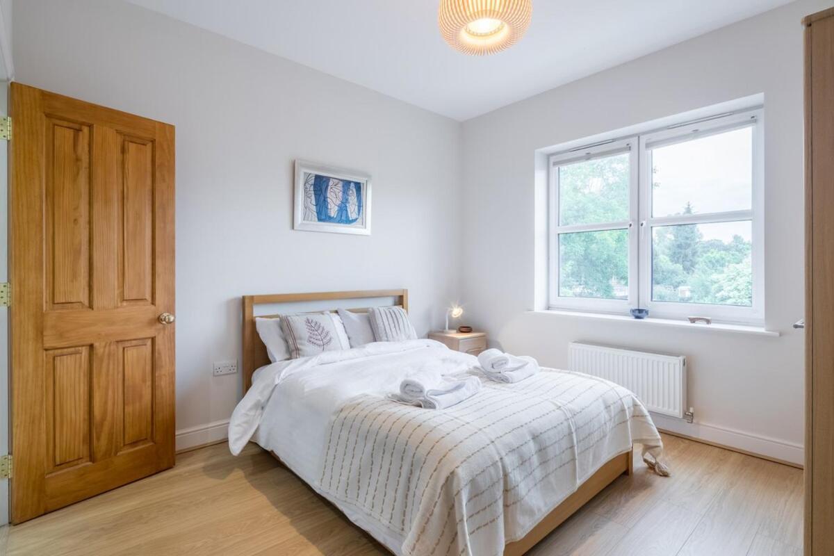 Large 4 Bedroom Home With Garden And Free Parking CBG Exteriör bild