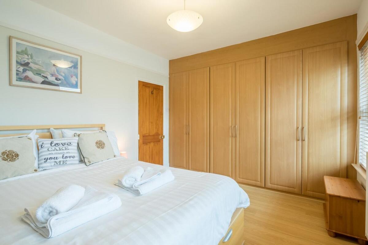 Large 4 Bedroom Home With Garden And Free Parking CBG Exteriör bild