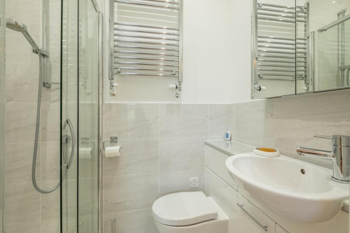 Large 4 Bedroom Home With Garden And Free Parking CBG Exteriör bild