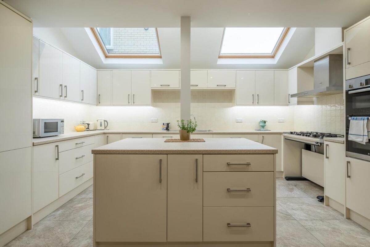 Large 4 Bedroom Home With Garden And Free Parking CBG Exteriör bild